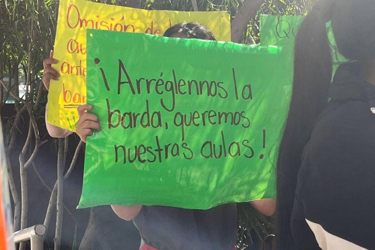 Protestan ante SE por riesgo de colapso de barda en secundaria