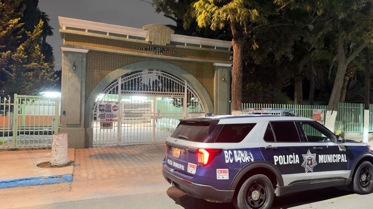 Retiran a exalumna de preparatoria en Tijuana tras ingresar con credencial vencida