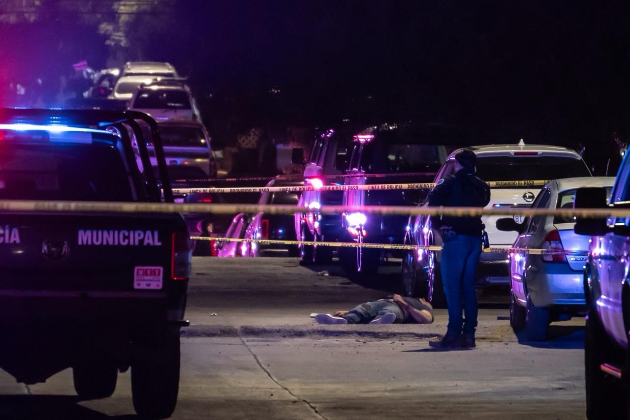 El agresor atacó con arma blanca a los oficiales dentro de un domicilio; una mujer fue hospitalizada. Foto: Border Zoom