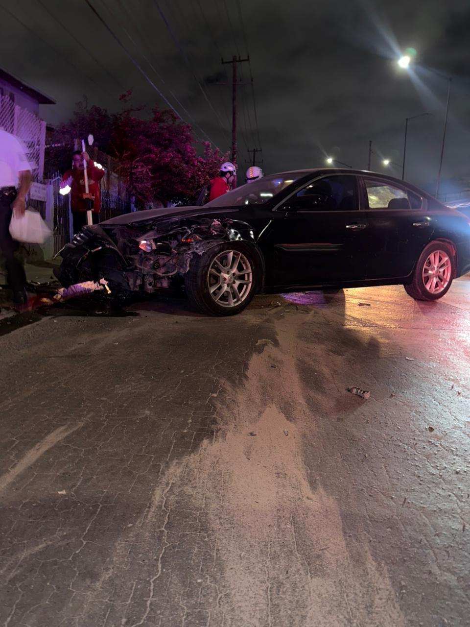 Un accidente entre dos vehículos en el bulevar Casablanca y Gato Bronco, en la colonia Ampliación Guaycura, dejó dos personas con heridas leves. Foto: Cortesía