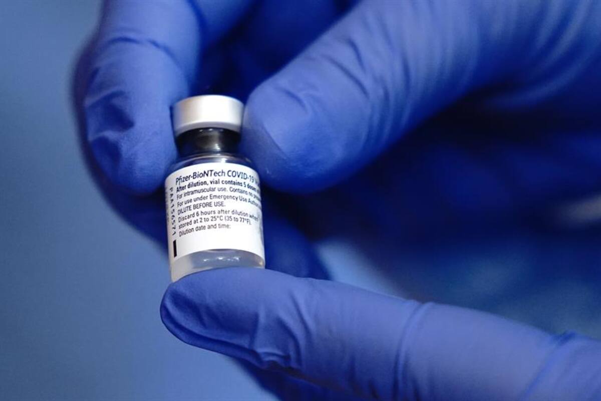 Vacuna contra el coronavirus: el país que está vacunando primero a los jóvenes y no a los ancianos contra la covid-19