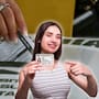 Quiénes son las personas que deben tramitar su credencial para votar del INE antes del 25 de enero de 2027 incluye a jóvenes de 17 años que cumplen la mayoría de edad, ciudadanos con micas de terminación 26 y quienes cambiaron de domicilio