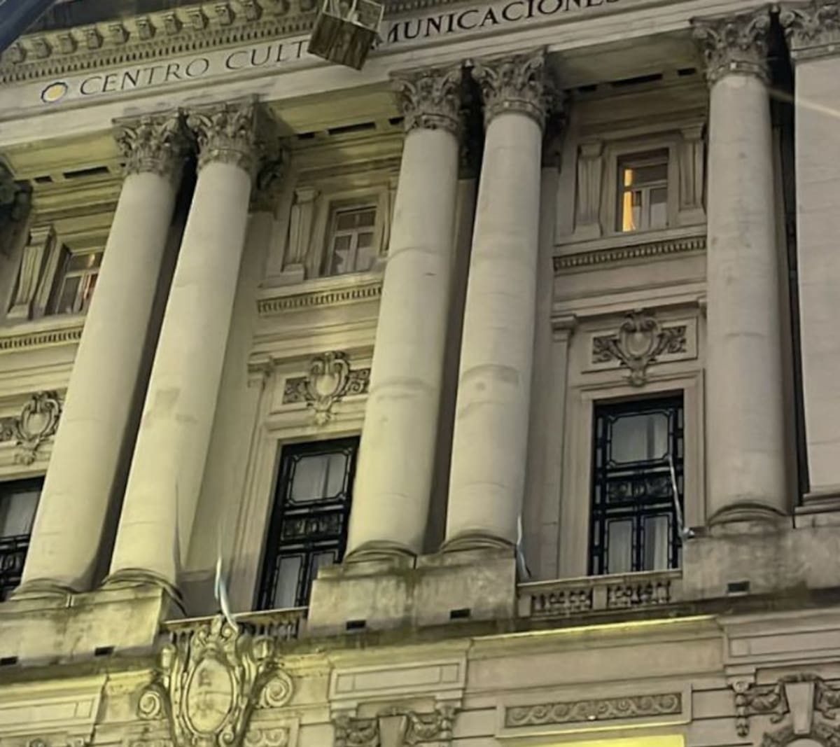 Empleado de Cultura en Argentina grababa a niñas en camerinos; muere tras lanzarse desde un segundo piso. Foto: X @madorni