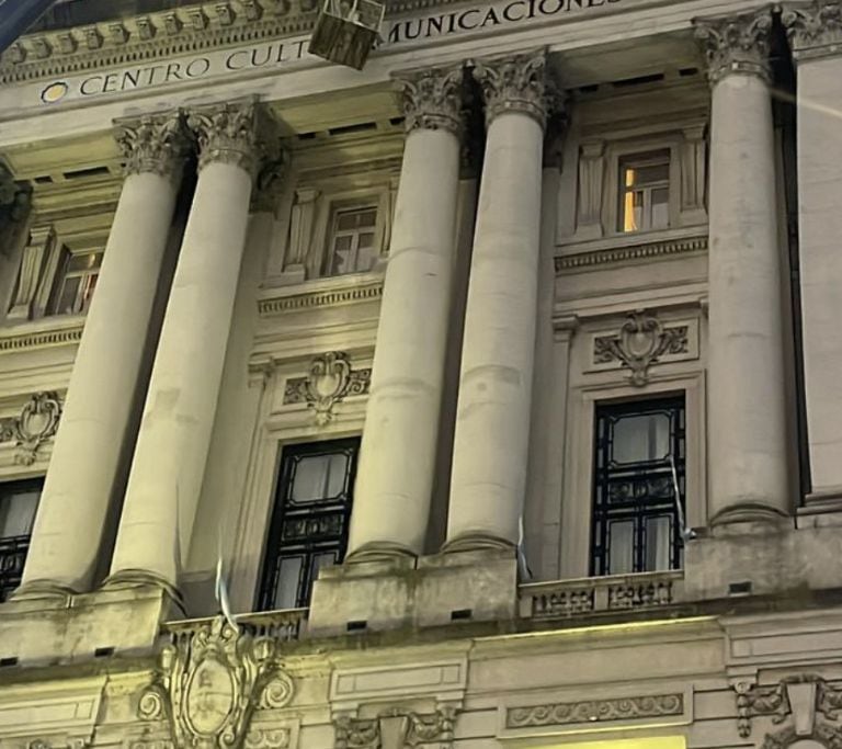 Empleado de Cultura en Argentina grababa a niñas en camerinos; muere tras lanzarse desde un segundo piso. Foto: X @madorni