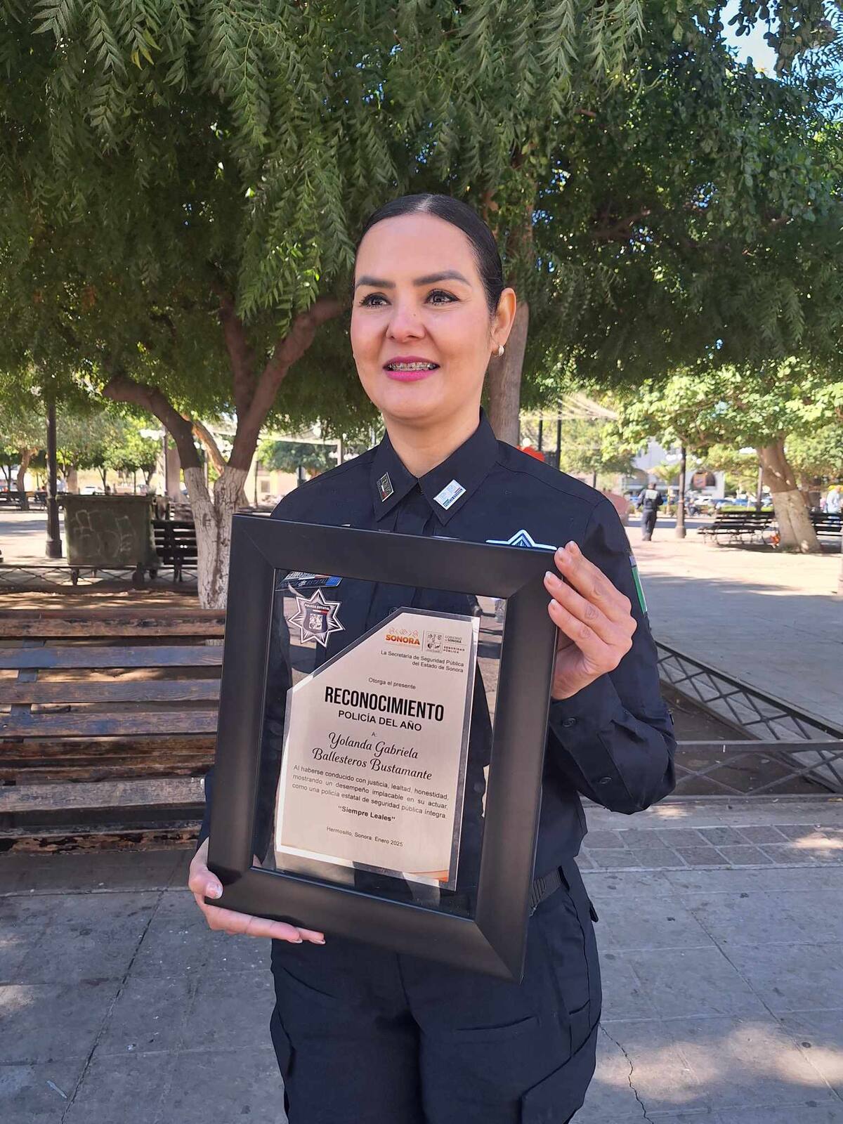 La Policía Estatal Yolanda Gabriela Ballesteros Bustamante recibe el galardón de Policía del Año 2024, un reflejo de su dedicación y esfuerzo en proteger a las víctimas de violencia en Sonora. / Imagen por Leonor Hernández.