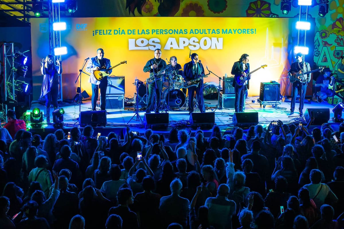 Los Apson ponen a bailar a adultos mayores en Hermosillo durante concierto gratuito por el Día del Abuelo en la Plaza Alonso Vidal