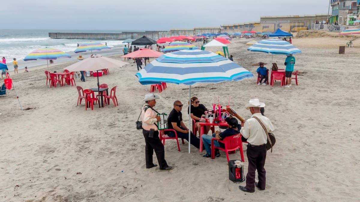 Sumario:
Cientos de personas acudieron a Playas de Tijuana para disfrutar del clima cálido, con temperaturas cercanas a 25 grados y un agradable atardecer.
Fotos: Border Zoom.