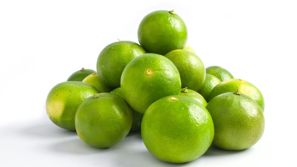 Las fuentes señalan que este fruto aporta compuestos antibacterianos y antioxidantes que pueden contribuir al alivio temporal de síntomas leves. Foto: Especial (canva)