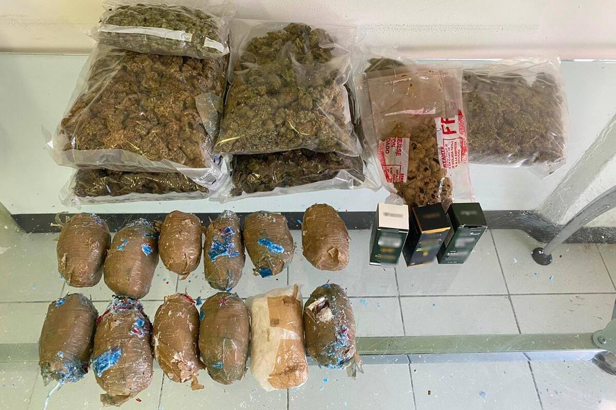 Oculta en veladoras, la Guardia Nacional aseguró más de 5 kilos de posible droga, en una empresa de paquetería de Santa Catarina, NL