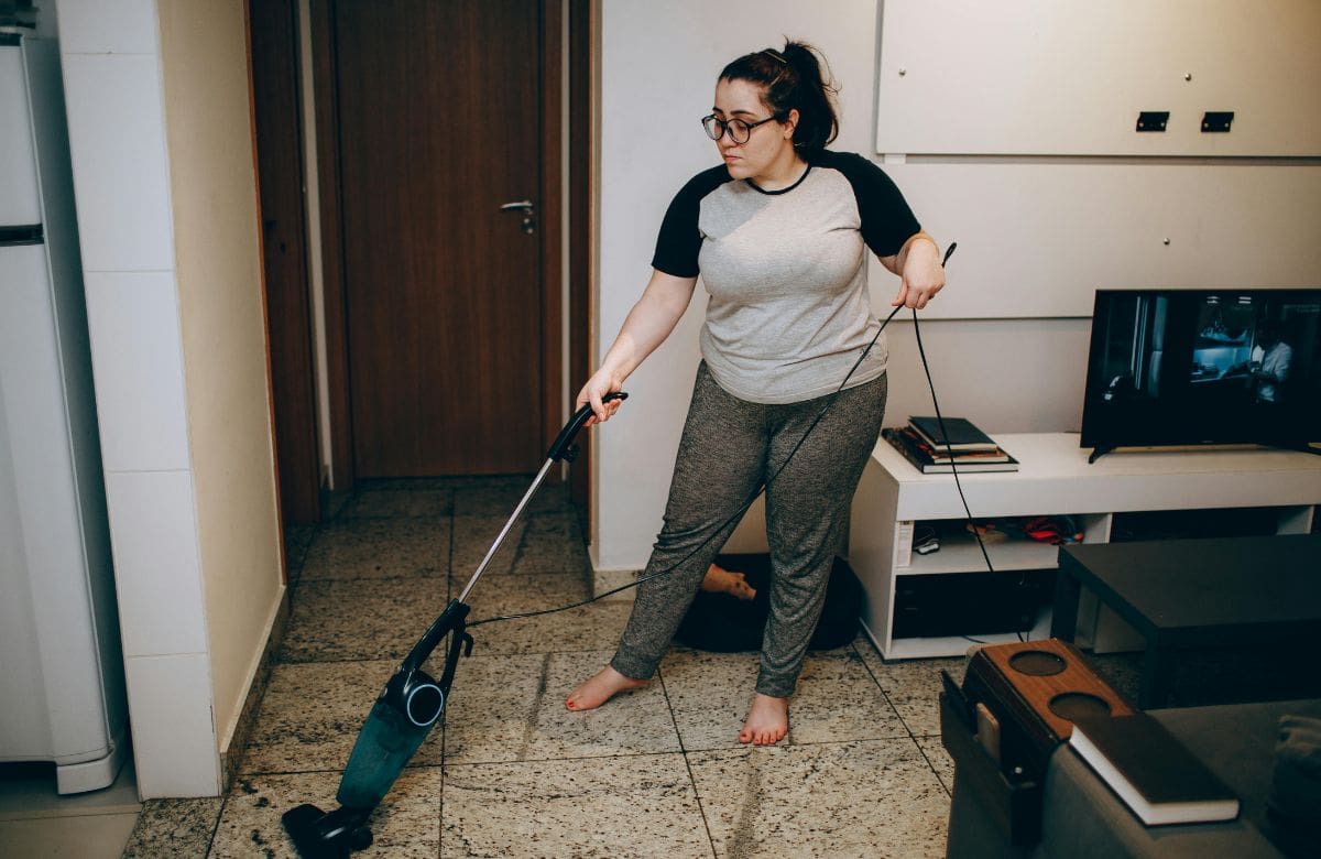 Obsesión por la limpieza: ¿Qué dice la psicología sobre las personas que limpian la casa constantemente? | Foto: Especial (canva)