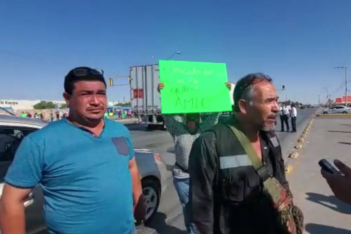Manifestantes esperan a AMLO en el aeropuerto de Chihuahua
