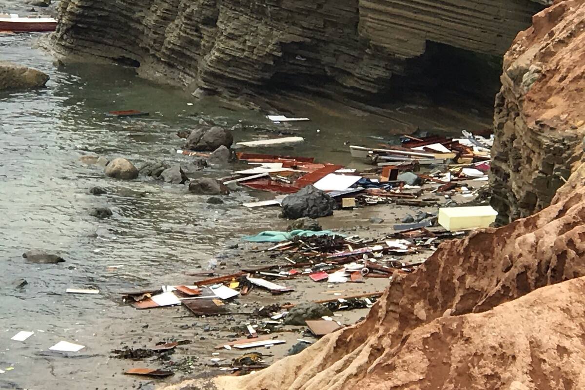 Vuelca lancha con migrantes en San Diego; mueren 3