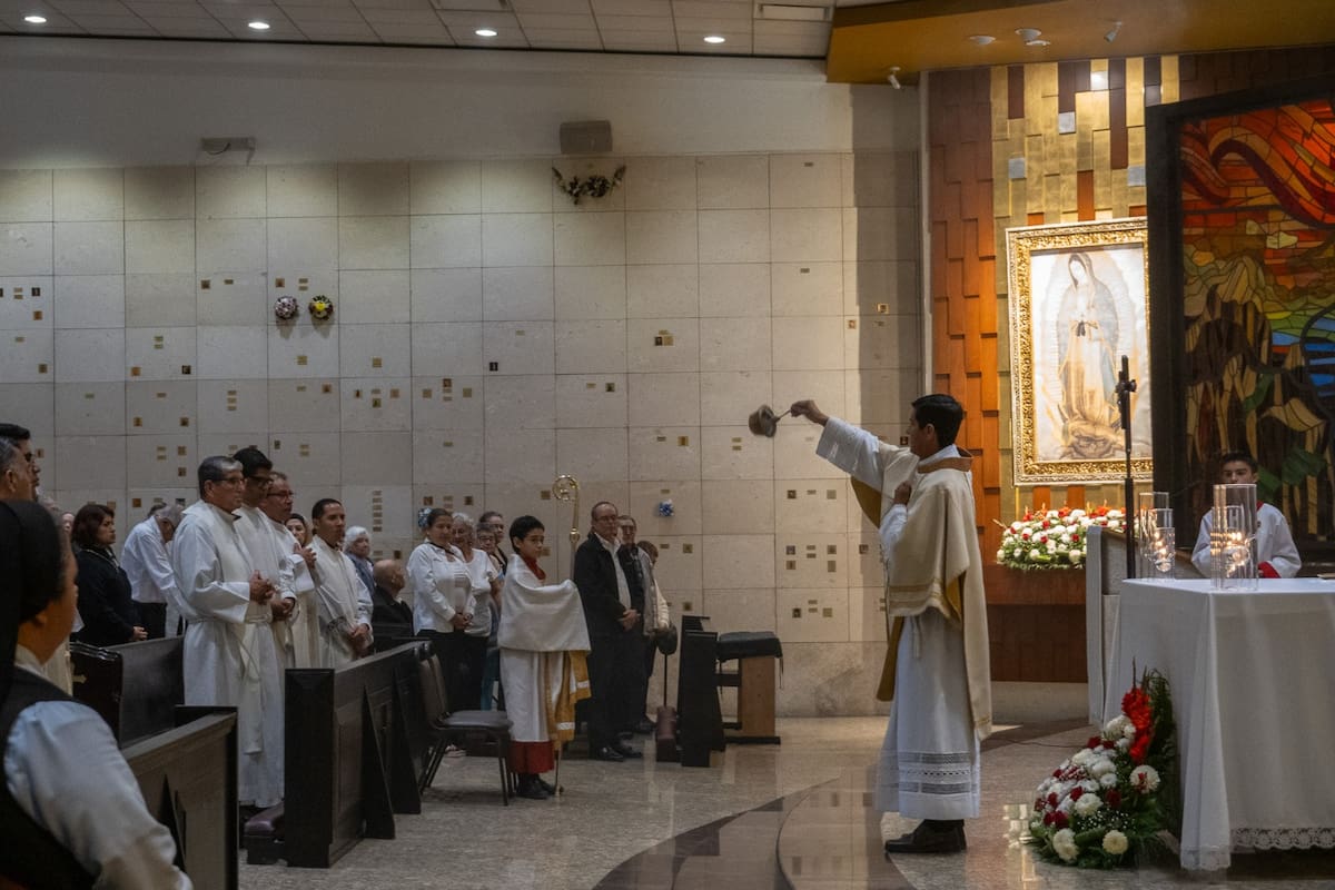 Sacerdotes refrendaron su compromiso de solidarizarse con familias víctimas de la violencia y resaltaron el legado del arzobispo. Foto: Border Zoom