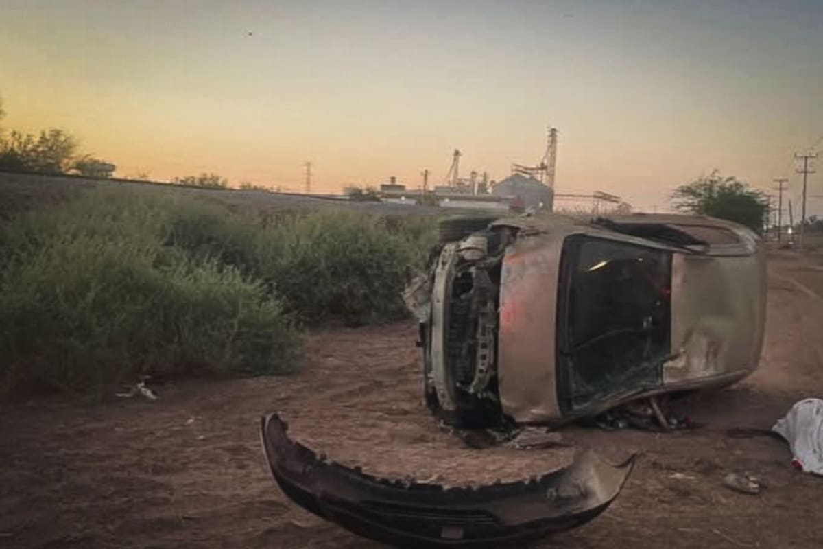 Muere mujer tras volcar su auto en la carretera del Valle