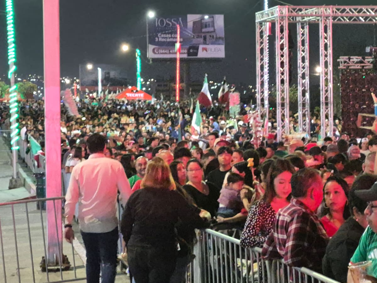 El Grito de Independencia reunió a familias tijuanenses frente al Palacio Municipal para conmemorar una de las principales celebraciones patrias de México. Foto: Michelle Castillo