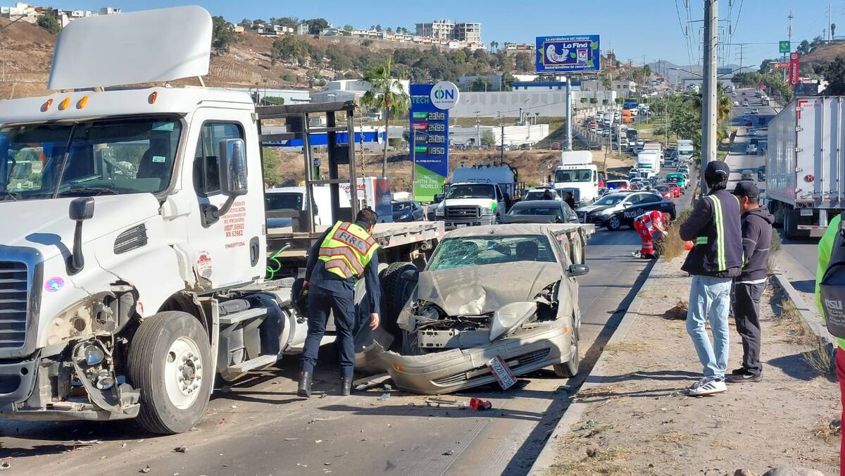 Debido al aparatoso choque, se registra tránsito lento en la zona,