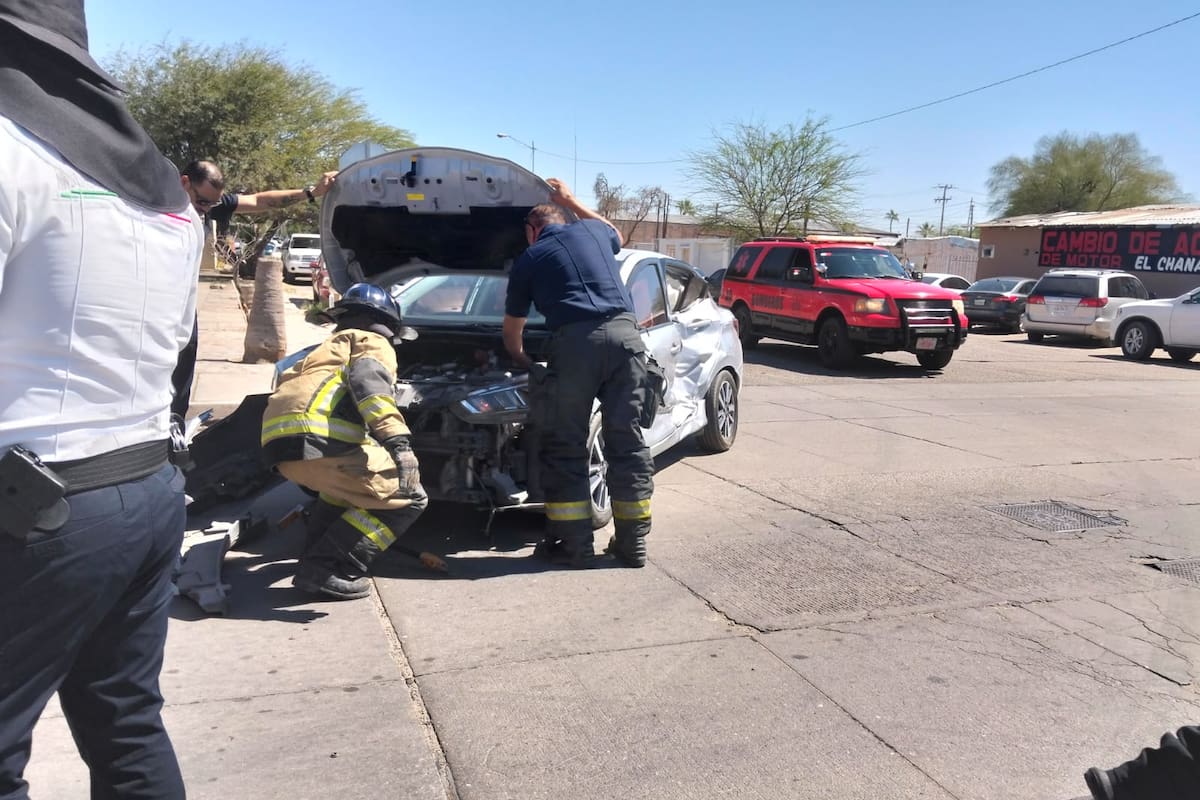Choque contra ambulancia en SLRC deja dos lesionados