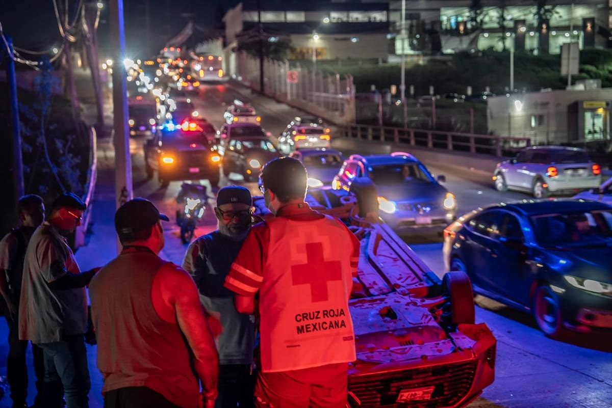 Un accidente vehicular se registró sobre el bulevar Cucapah, a la altura de Cetys Universidad, donde un automóvil volcó y quedó con las llantas hacia arriba. Foto: Border Zoom