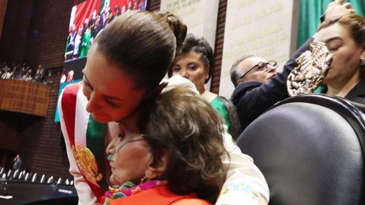 Claudis Sheinbaum abrazando a Ifigenia Martínez en su nombramiento como presidenta. / @IfigeniaMtz