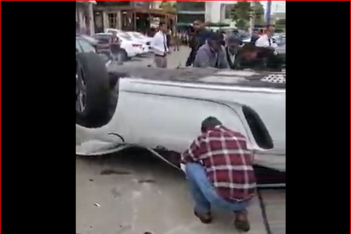 Conductor de Porsche se desmaya, vuelca y choca varios autos en Plaza Las Palmas en Guanajuato