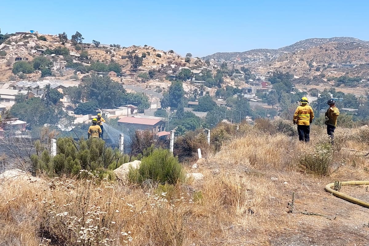 Reabren carretera Mexicali-Tecate tras incendio forestal