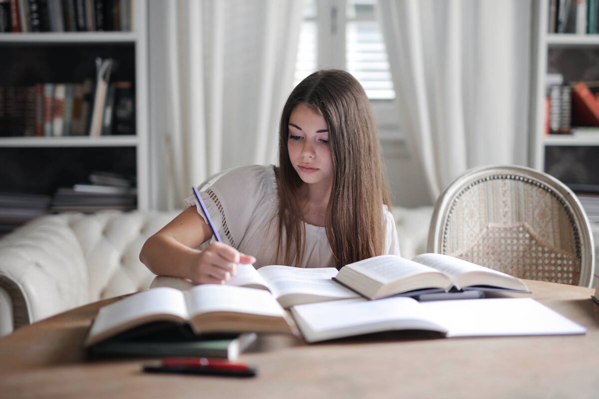 Un estilo de vida saludable y un entorno adecuado son clave para mejorar nuestra capacidad de concentrarnos en un mundo cada vez más distraído|Foto: Canva