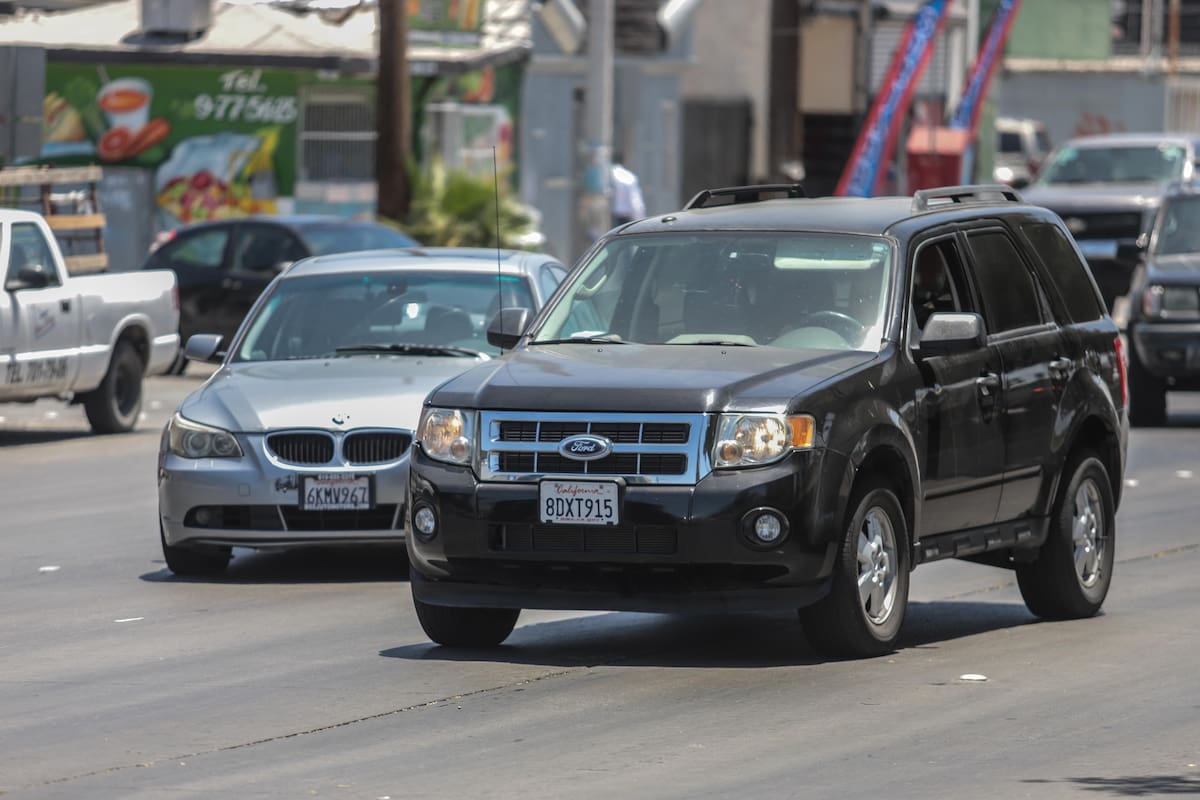 Un auto sin regularizar circulando en un bulevar.