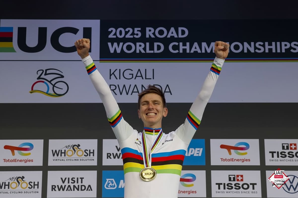 Tadej Pogačar en el podio tras ganar el Campeonato Mundial de Ciclismo 2025. (Foto: IG @tadejpogacar)