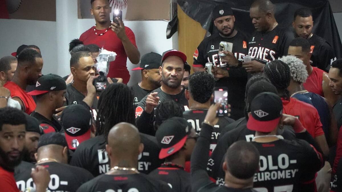 Albert Pujols, manager de los Leones del Escogido, da una charla a todo el equipo dentro del clubhouse. (Foto: Las Mayores)