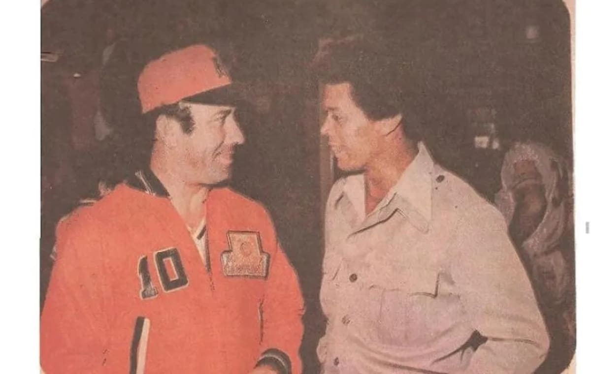 Benjamín 'Cananea' Reyes, manager de Hermosillo en 1971, conversa con el exmanager de Naranjeros, Maury Wills. (Foto: Redes Sociales)