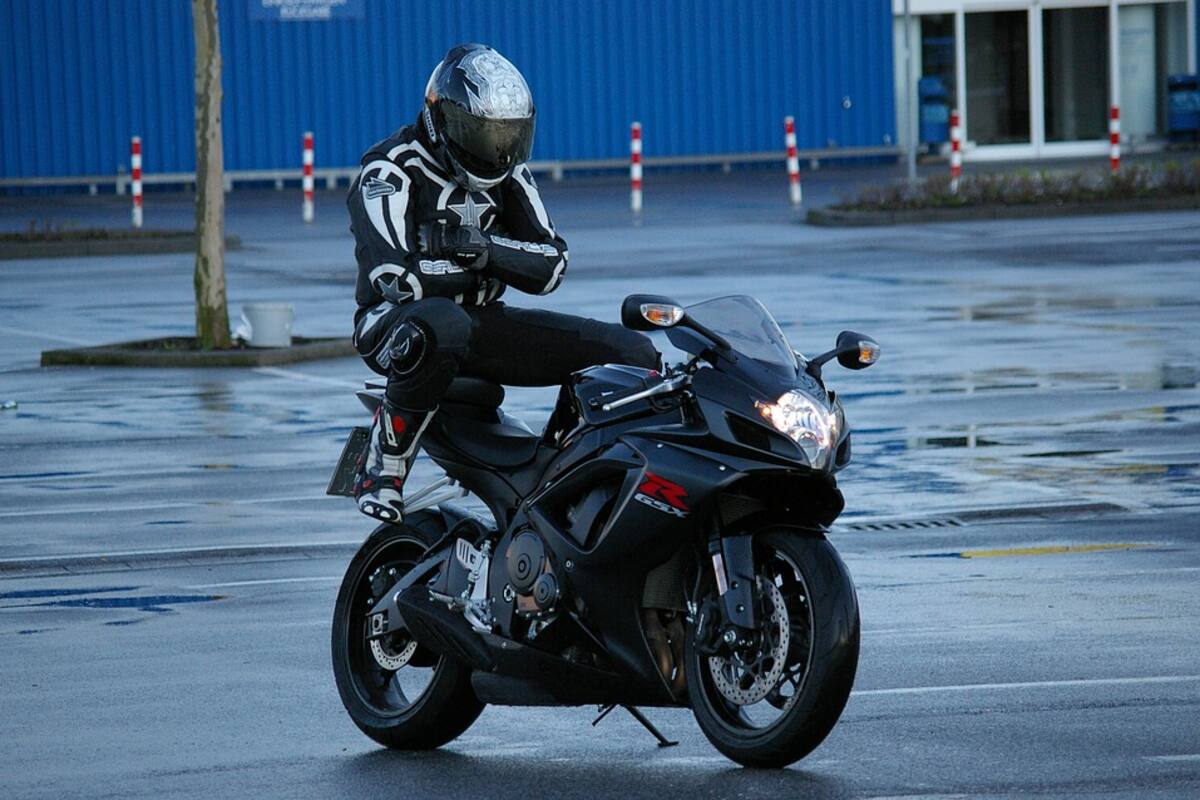 Hombre evita que le roben la moto con una patada