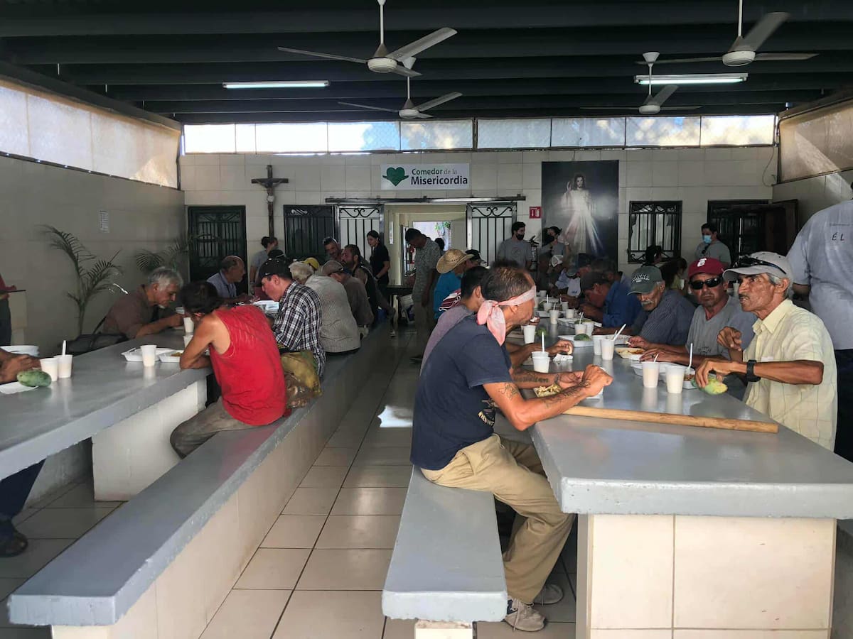 El comedor recibe a una importante cantidad de migrantes que van de paso por el municipio. | Crédito: Mayra Echeverría