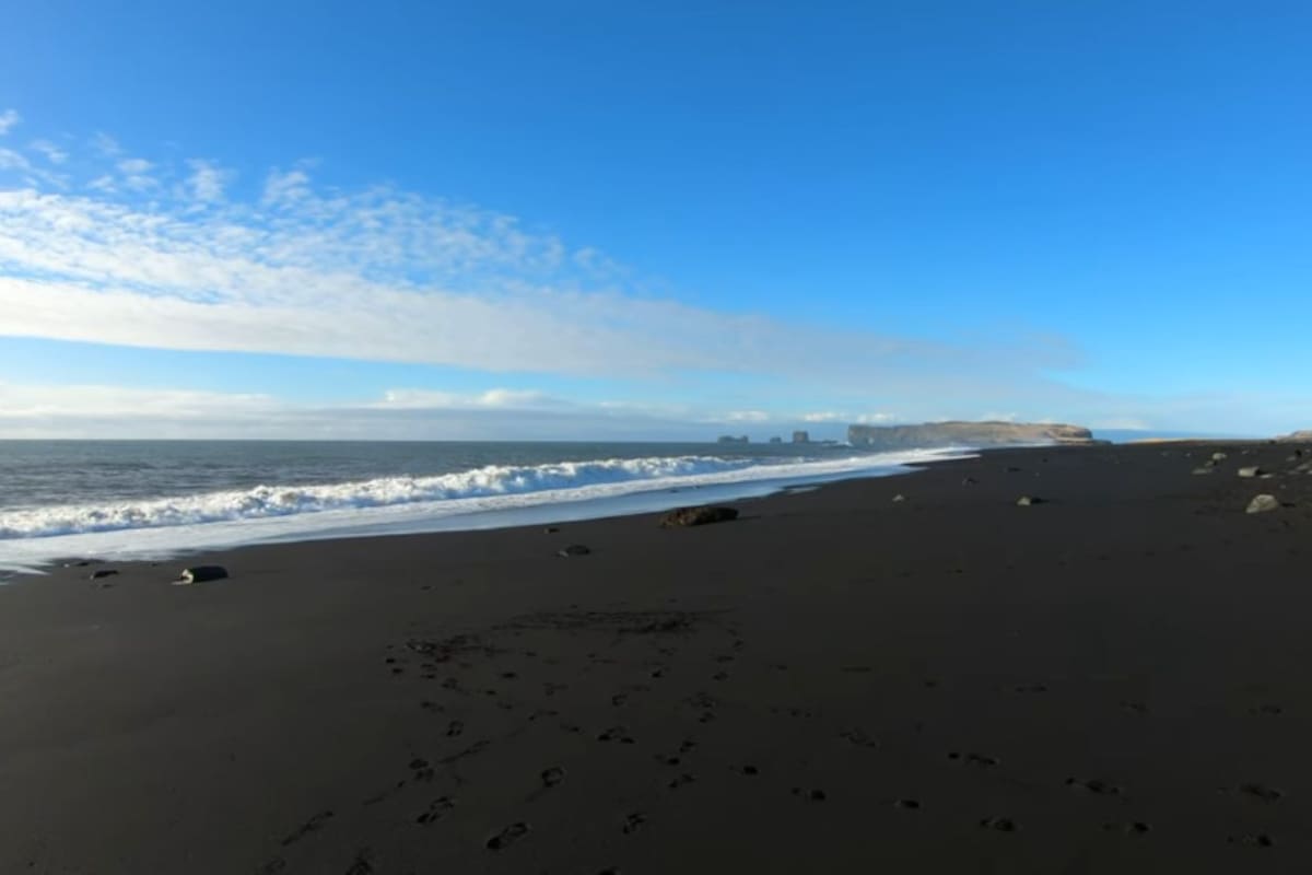 Así es Reynisfjara, la playa de arena negra donde el mar parece desaparecer de la orilla y que se ha convertido en uno de los paisajes naturales más sorprendentes de Islandia