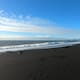 Así es Reynisfjara, la playa de arena negra donde el mar parece desaparecer de la orilla y que se ha convertido en uno de los paisajes naturales más sorprendentes de Islandia