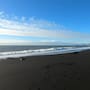 Así es Reynisfjara, la playa de arena negra donde el mar parece desaparecer de la orilla y que se ha convertido en uno de los paisajes naturales más sorprendentes de Islandia