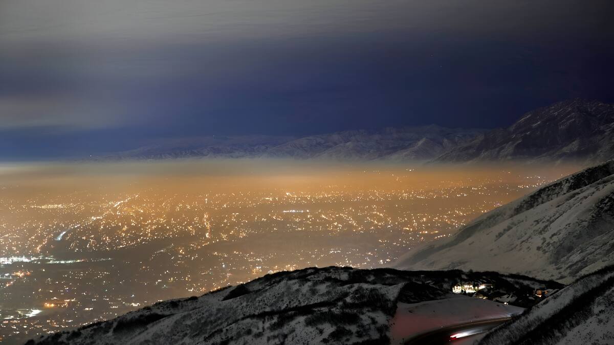 Las luces del atardecer brillan mientras una inversión térmica atrapa y llena el valle de Salt Lake, Utah (Estados Unidos) de una espesa niebla tóxica, uno de cuyos componentes es el ozono. Durante una inversión térmica, el aire frío, cargado de contaminantes procedentes de los vehículos, la combustión de madera y la industria, queda atrapado cerca del suelo bajo una capa de aire más cálido, lo que provoca una mala calidad del aire.
FOTOGRAFÍA DE GEORGE FREY, GETTY IMAGES/Natgeo.