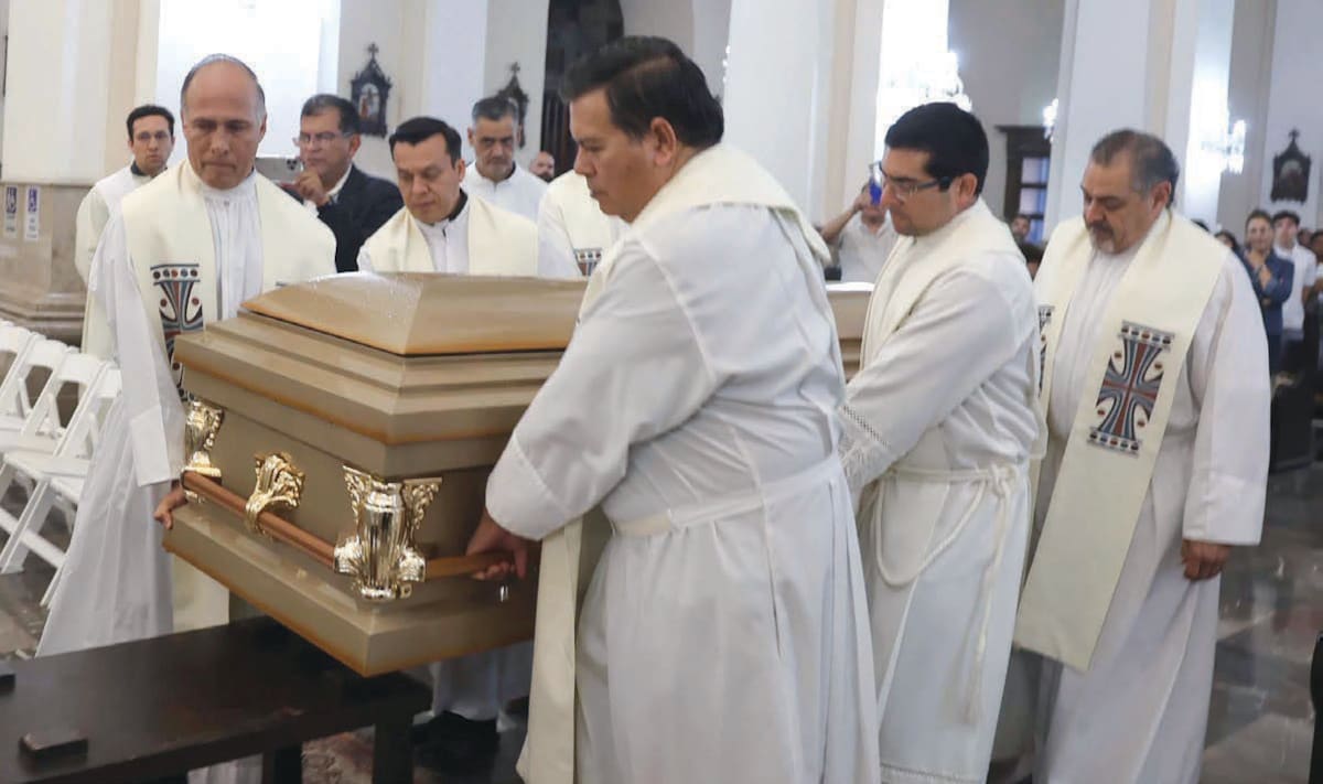 Sacerdontes reciben en la entrada de Catedral el féretro que contiene los restos del azobispo emérito José Ulises Macías.