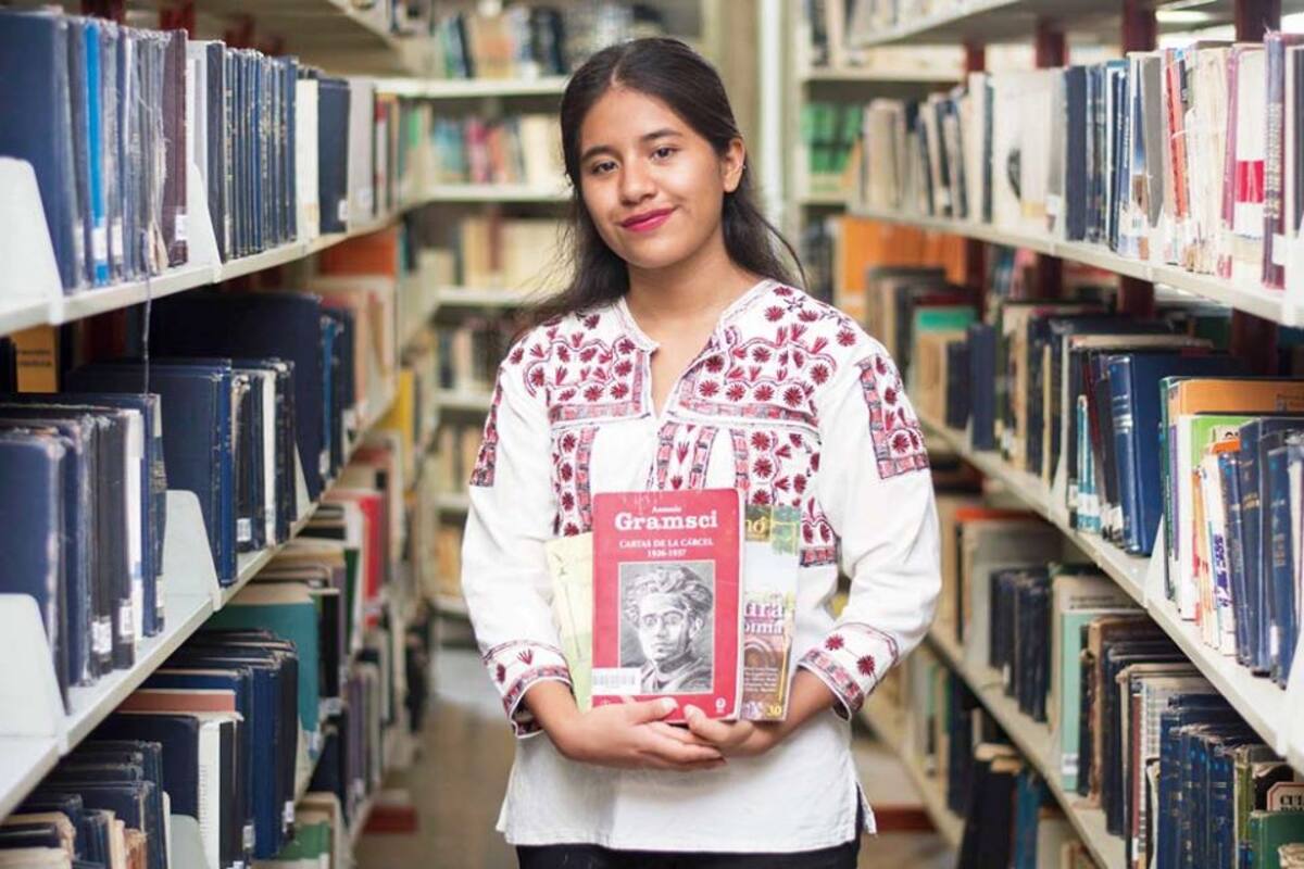 Joven impulsa lectura en sierra mixe con bibliotecas comunitarias