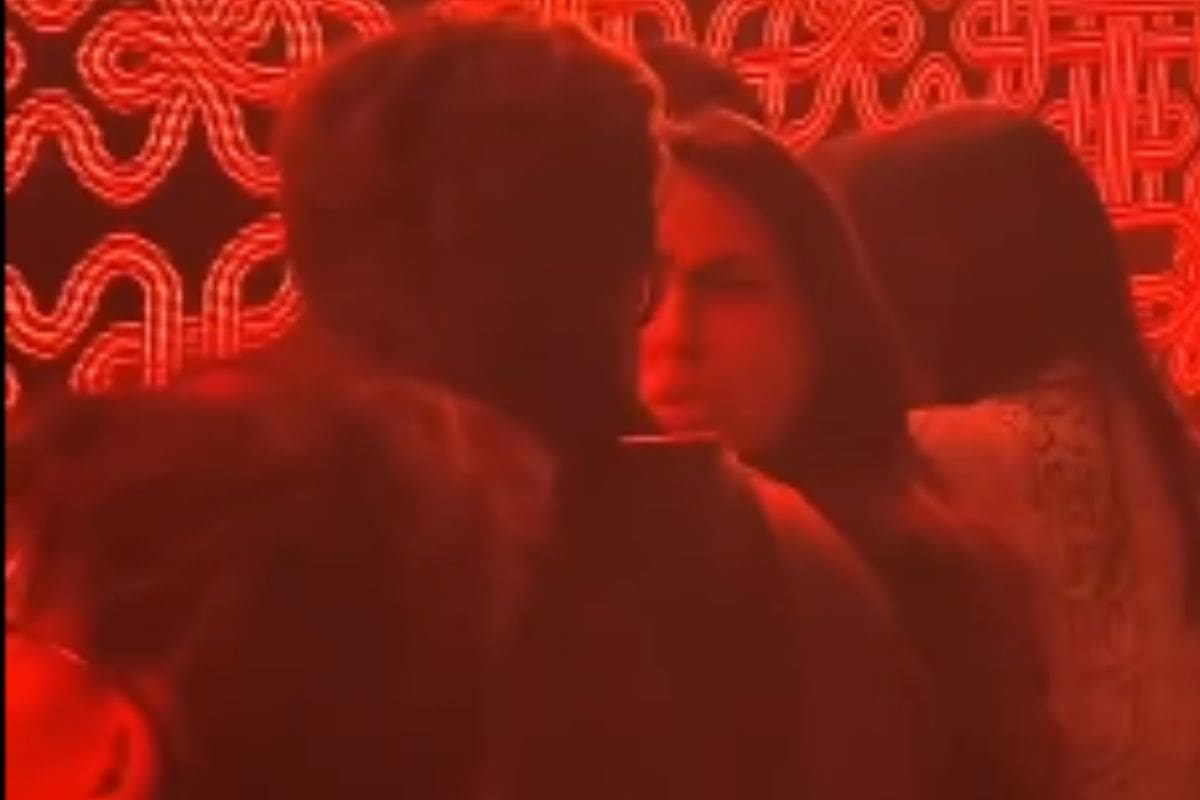 Renata Notni y Diego Boneta, captados en aparente discusión durante concierto de Alejandro Fernández