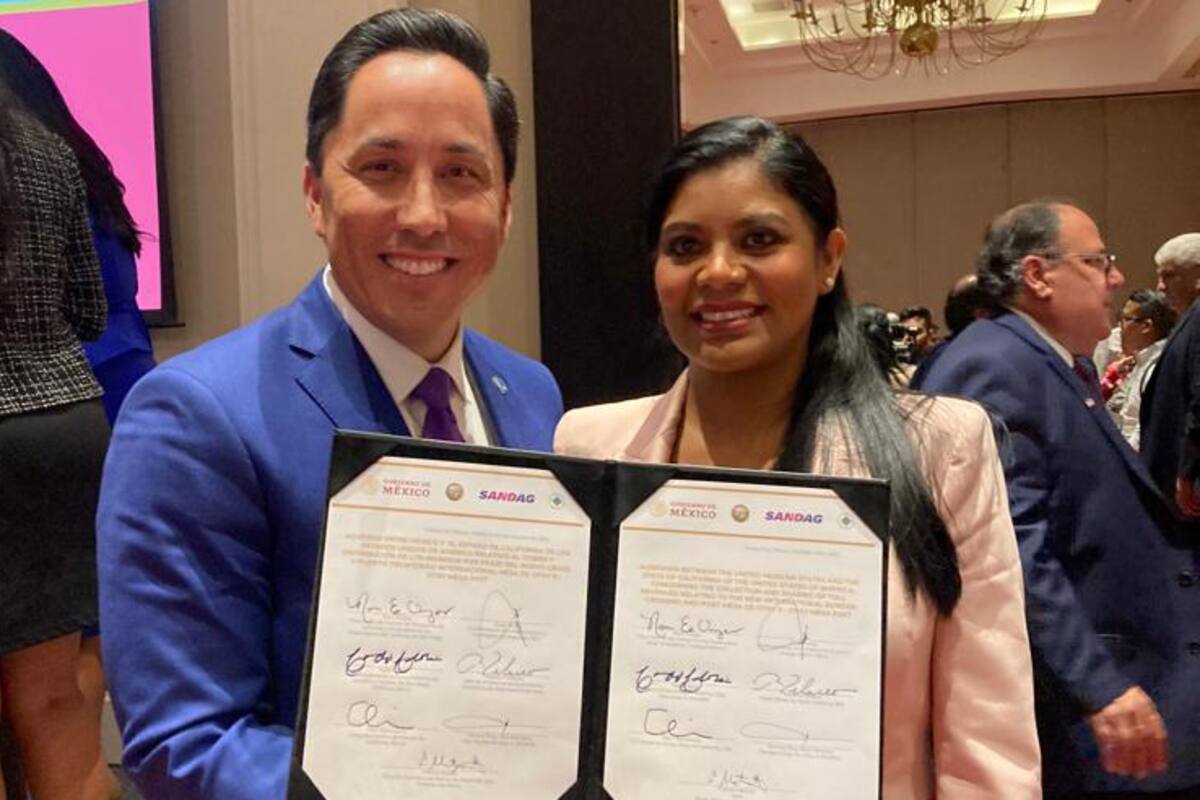 Firma Montserrat Caballero convenio para construcción de garita Otay Mesa ll
