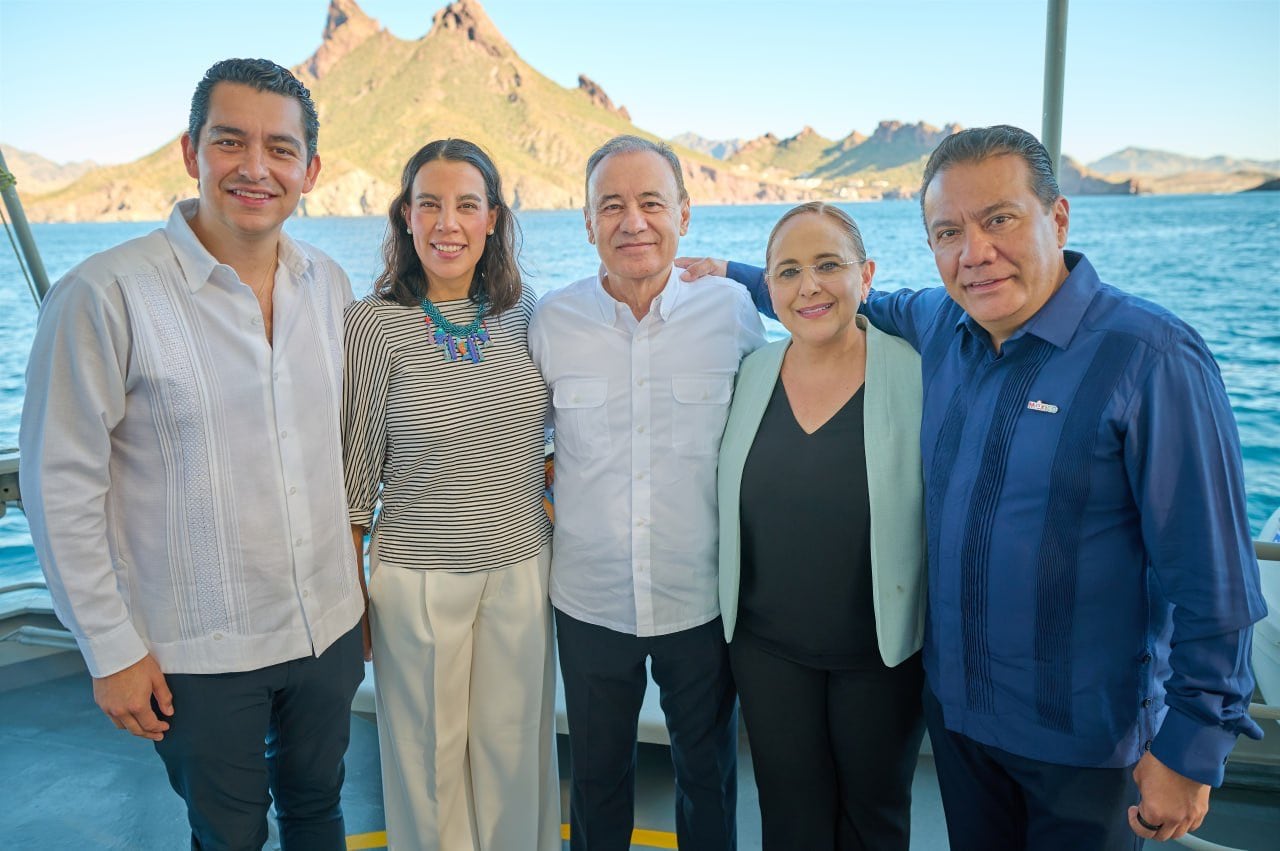 El gobernador de Sonora estuvo acompañado por la secretaria de Turismo federal durante la incorporación del Azueta al sistema arrecifal. FOTO: ESPECIAL