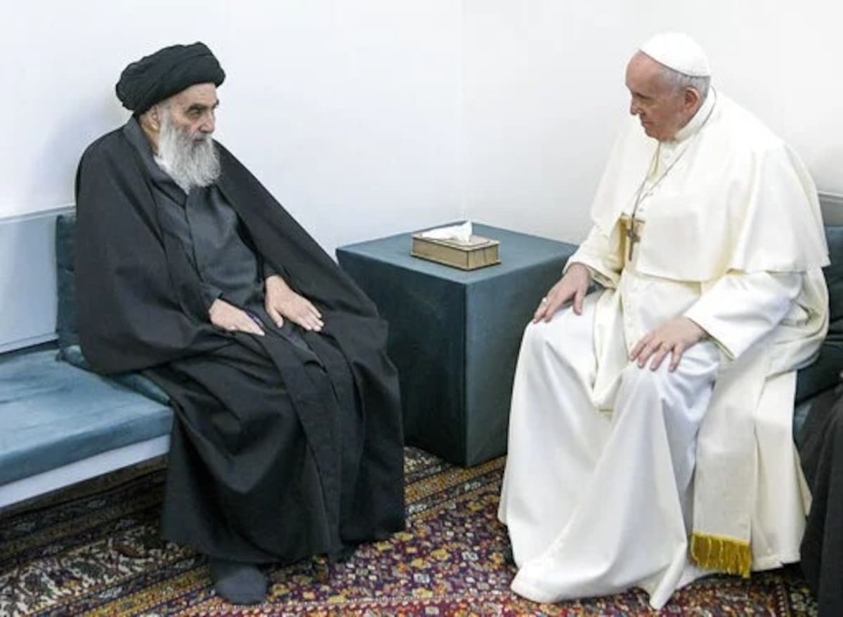 En esta foto de archivo del 6 de marzo de 2021, el Papa Francisco (a la derecha) se reúne con el principal clérigo chiita de Irak, el Gran Ayatolá Ali al-Sistani, en Najaf, Irak. El Papa Francisco se convirtió en el primer papa en visitar tanto la Península Arábiga como Irak, la cuna de Abraham, un profeta importante para cristianos, musulmanes y judíos. | Crédito: AP/Medios del Vaticano, archivo