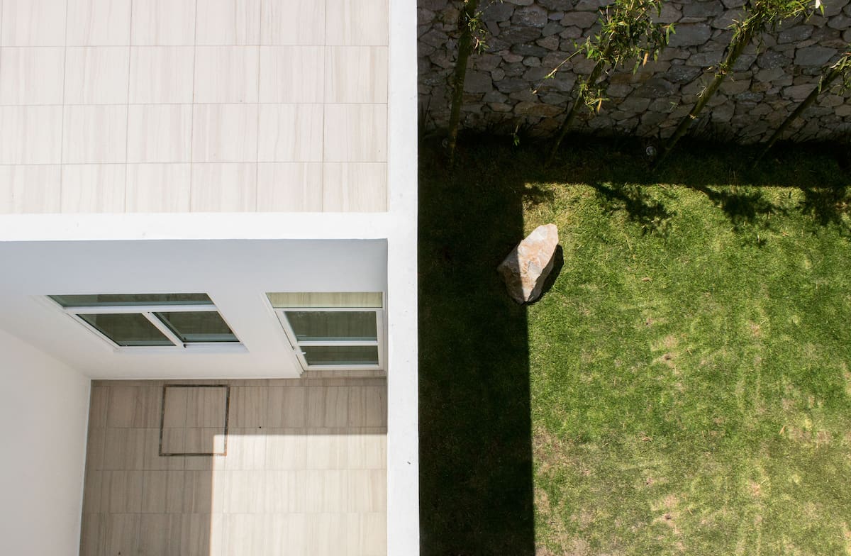 Los arquitectos recomiendan evitar que el cemento cubra toda la superficie del patio. Foto: Pexels