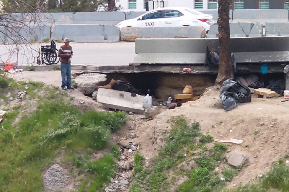 Personas que viven en puentes y camellones deben ser reubicadas
