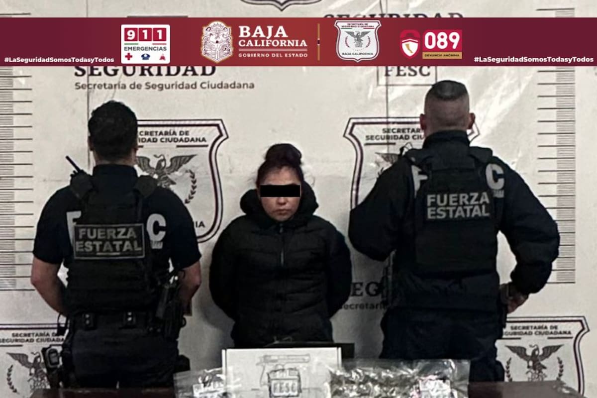 Detienen a mujer en posesión de arma y drogas