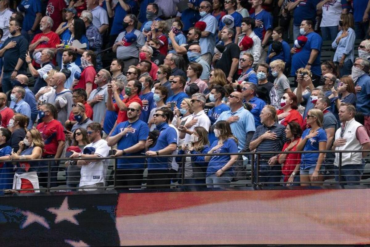 VIDEOS: ¡Escalofriante! Rangers de Texas llenan su estadio en plena pandemia