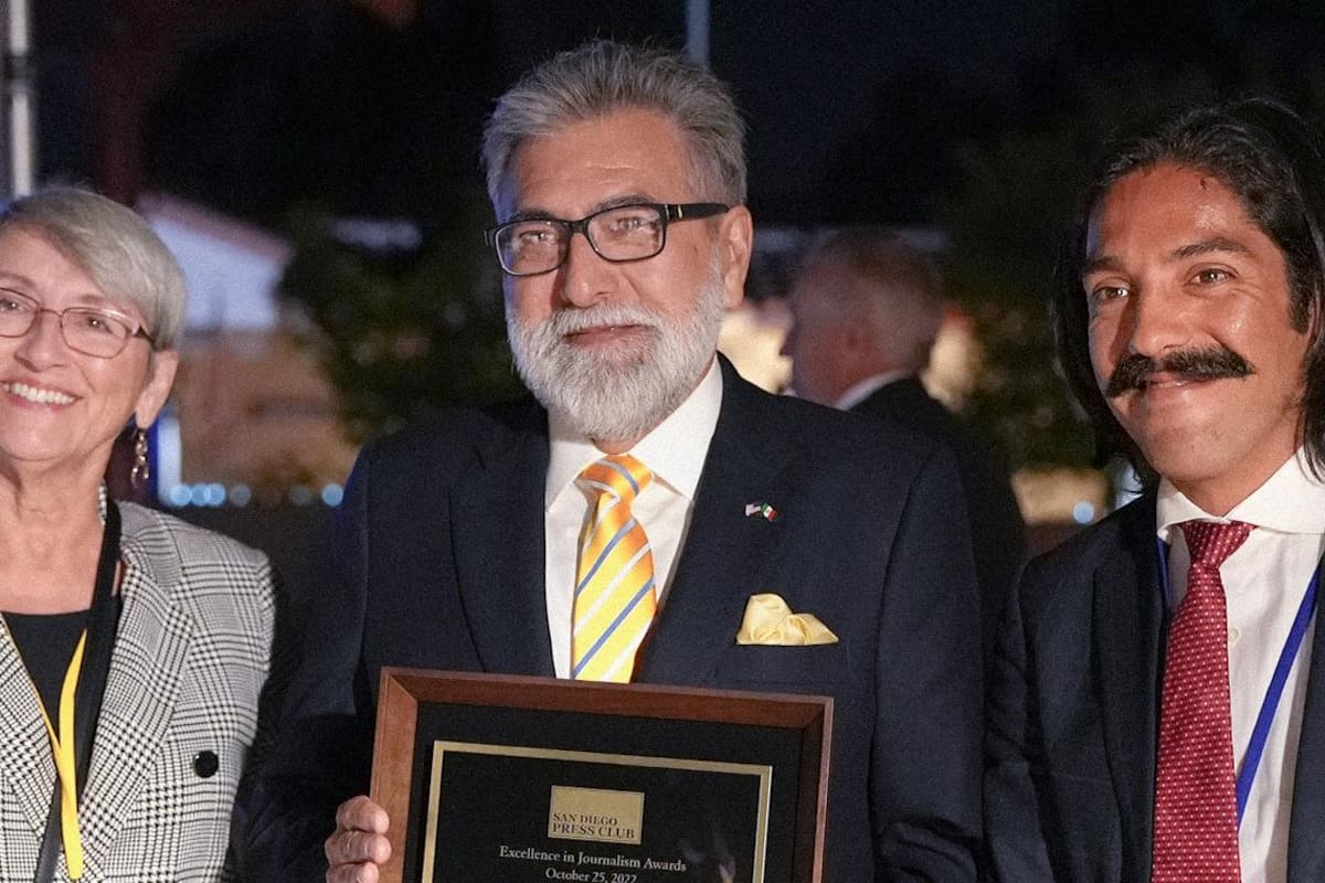 Jorge D´Garay, recibe premio en SD por su contribución a las relaciones públicas