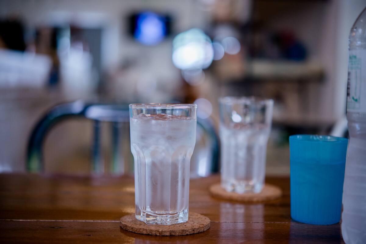 Según la Profeco cuando se da agua embotellada, se debe aclarar que esta tiene costo. | Foto: Freepik