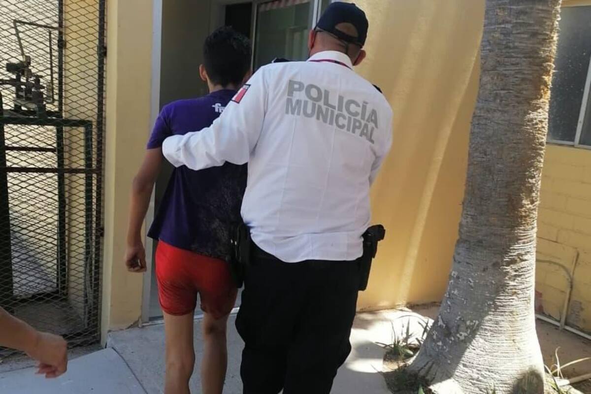Salvan a menor de 13 años de morir ahogado en Bahía de Kino