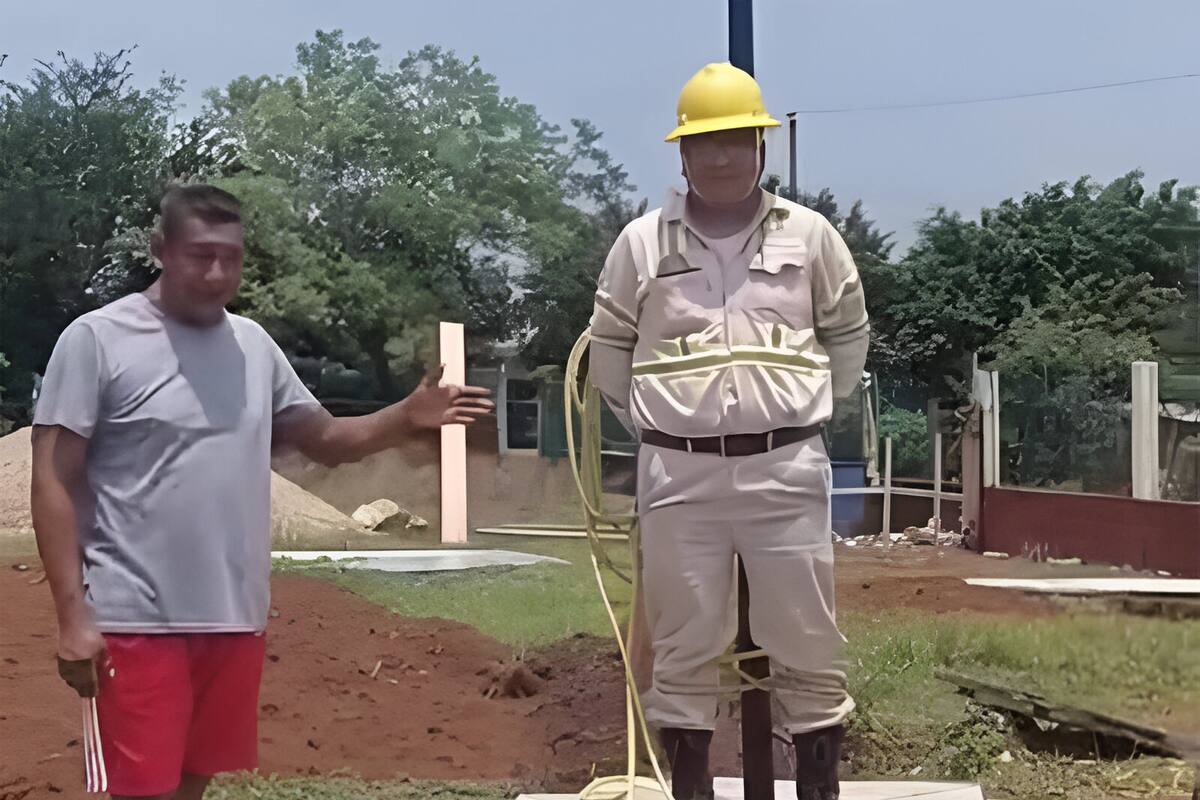 ¡Lo amarraron al poste! Pobladores de Veracruz exigen a la CFE que brinde bien su servicio